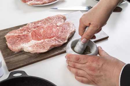 Mulher temperando carne