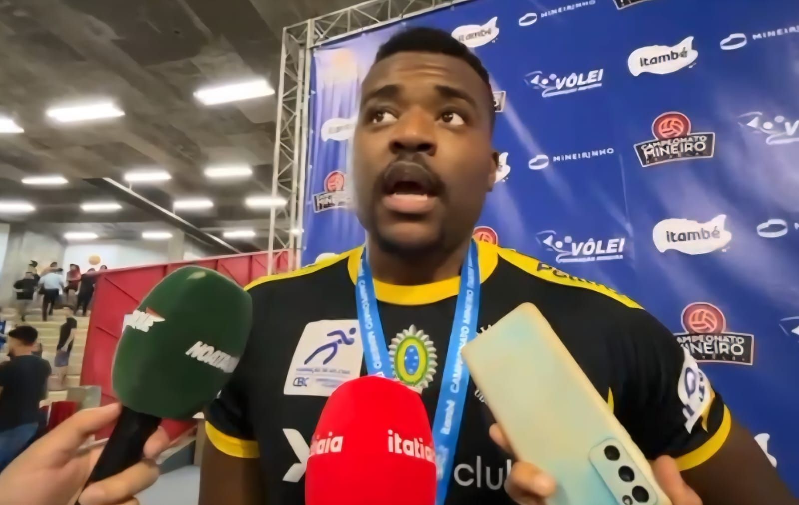 Ponteiro do Praia Clube celebra bronze no Mineiro de Vôlei e projeta Superliga
