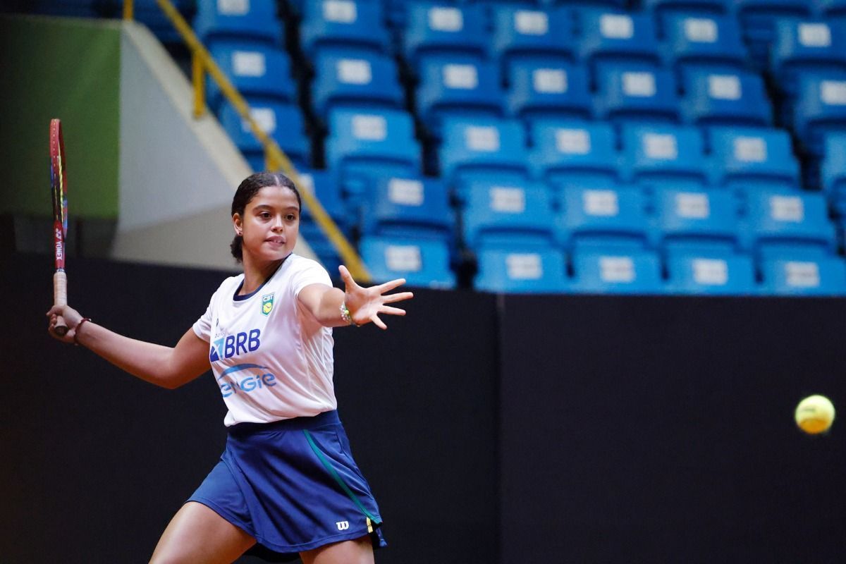 Promessa brasileira de 15 anos conquista 1º título como tenista profissional no simples