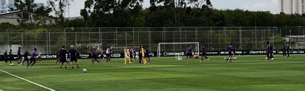 Jogadores do Corinthians no treino desta segunda-feira (13)