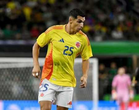 Kevin Serna foi titular na seleção da Colômbia no amistoso contra o México