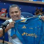 Ídolo do Cruzeiro é presenteado, se emociona e faz declaração ao clube