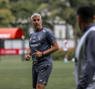 Técnico Hernán Crespo recebeu reforço no treinamento do São Paulo