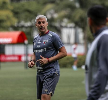 Técnico Hernán Crespo recebeu reforço no treinamento do São Paulo