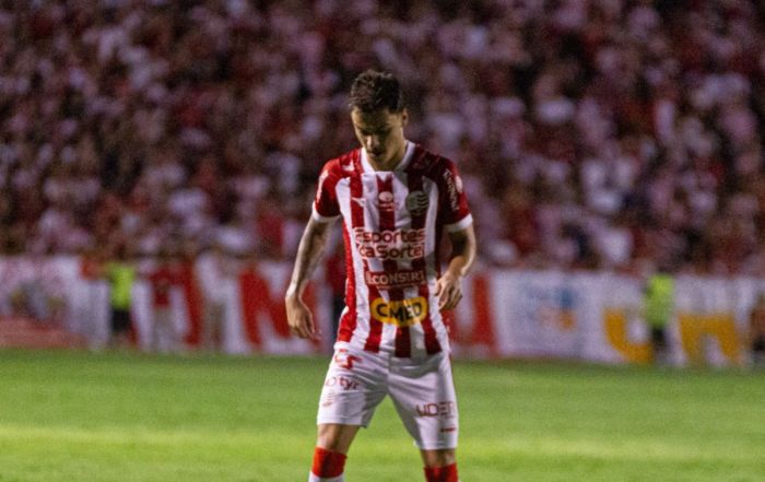 Vitinho, emprestado pelo Cruzeiro, em ação pelo Náutico