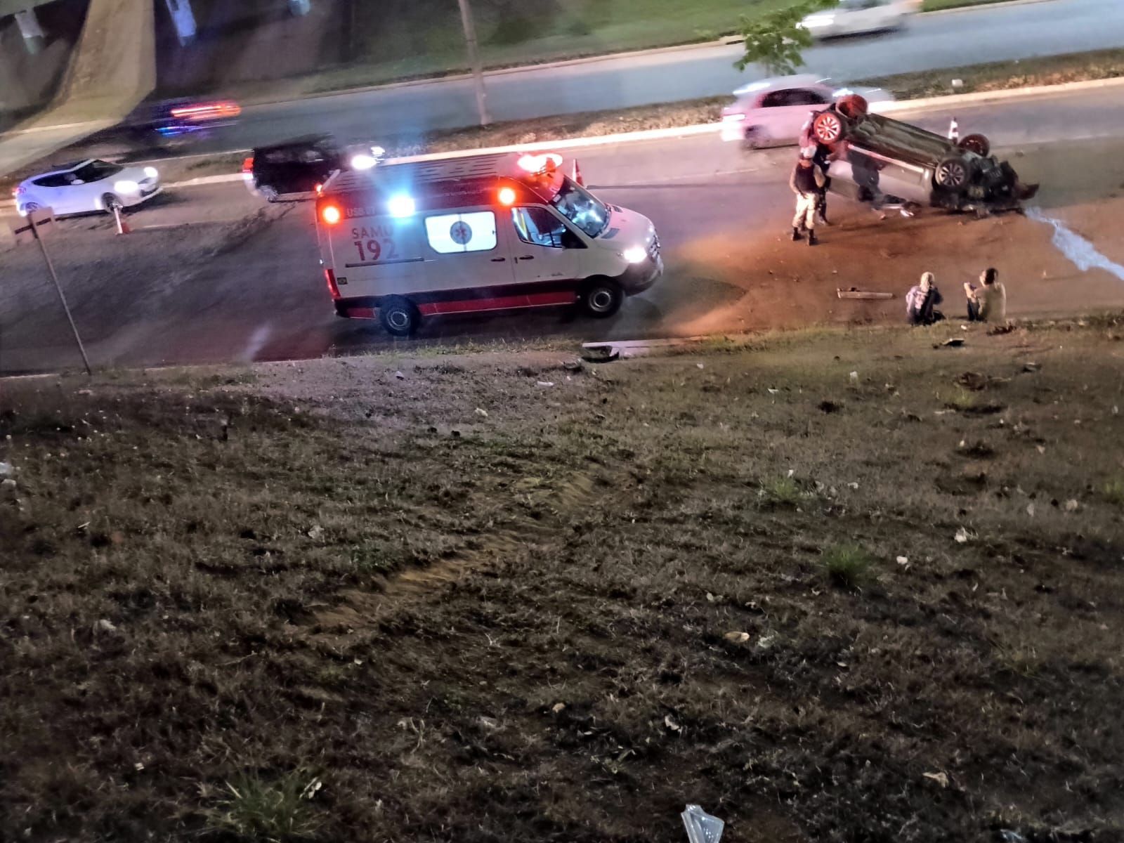 Condutora embriagada capota carro em viaduto de Ipatinga