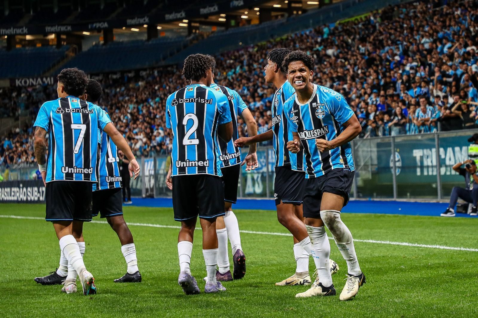 Com um a mais, Grêmio goleia Atlético e encaminha conquista do Brasileiro Sub-17