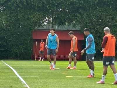 Convocados, Ferraresi e Gonzalo Tapia retornam e conversam em treino do São Paulo