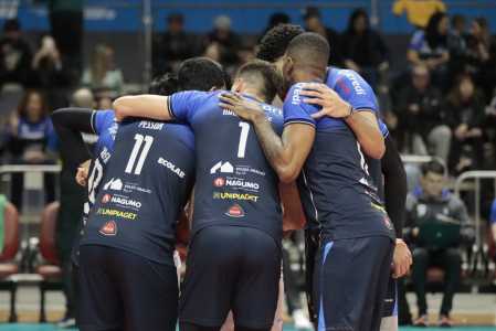 Jogadores do Suzano Vôlei em ação contra o Sesi Bauri pelo Campeonato Paulista Masculino de Vôlei