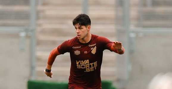 Bruno Zapelli está pendurado e preocupa para o clássico do Athletico contra o Coritiba