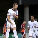 Kane faz dois, Inglaterra atropela Letônia e carimba vaga na Copa do Mundo