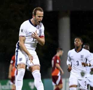 Kane comemora gol marcado pela Inglaterra