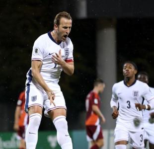 Kane comemora gol marcado pela Inglaterra