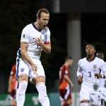 Kane faz dois, Inglaterra atropela Letônia e carimba vaga na Copa do Mundo