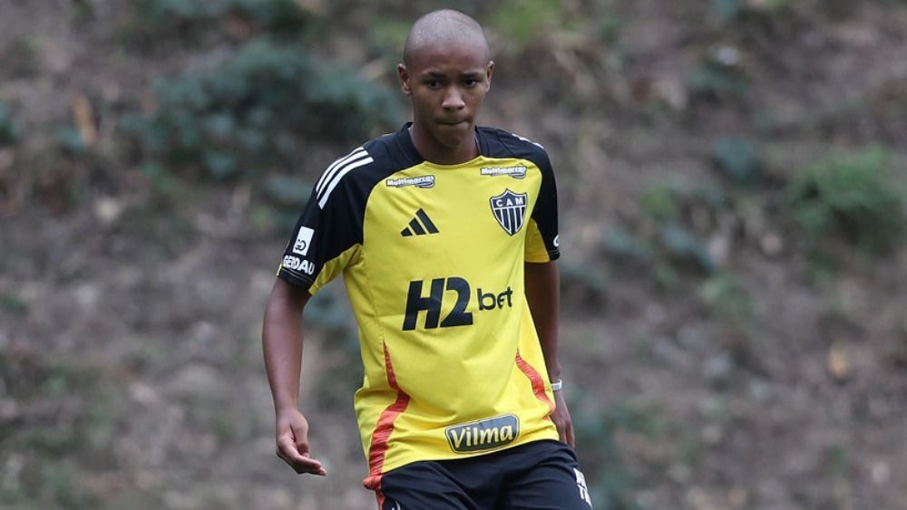 Joia de R$ 387 milhões do Atlético, Veneno é tietado e distribui autógrafos a torcedores