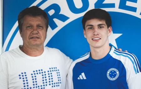 Adilson Batista, diretor de base do Cruzeiro, ao lado de Rayan Lelis, destaque do sub-20