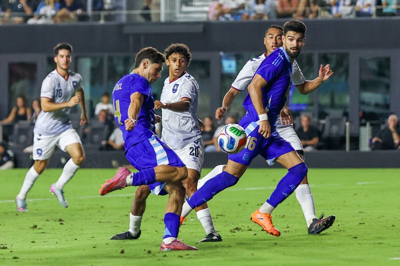Com dupla do Palmeiras em campo, Argentina atropela Porto Rico em amistoso