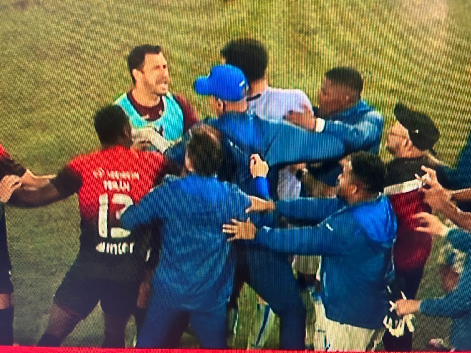 Athletico-PR x Avaí termina com confusão generalizada e expulsões