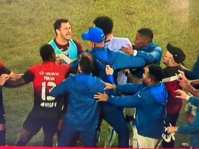 Briga generalizada no fim do jogo de Athletico x Avaí