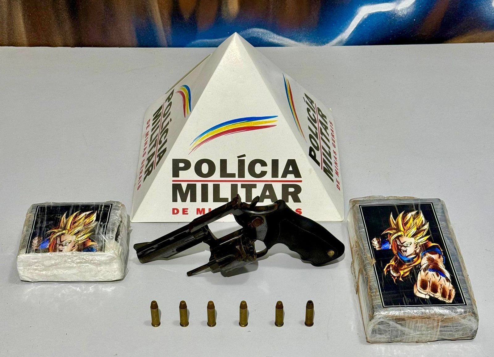Drogas e arma de fogo são apreendidas em operação da PM de Ipatinga