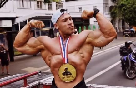 Ramon Dino desfilou em carro aberto na Avenida Paulista, em São Paulo