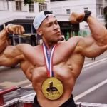 Ramon Dino é recebido com festa em São Paulo após título do Mr. Olympia 2025