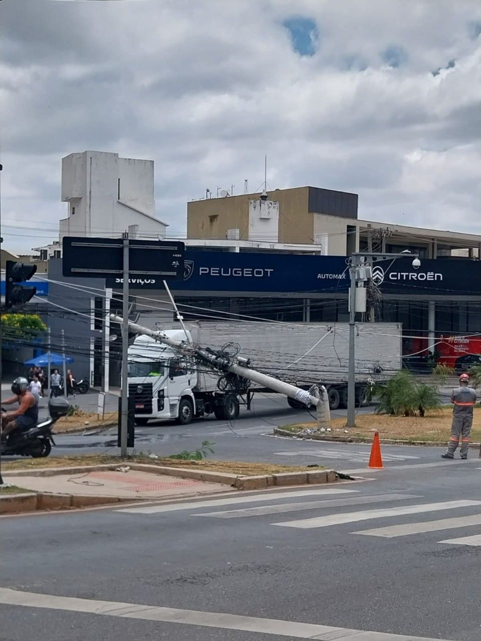 Saiba como fica o trânsito na Barão Homem de Melo após carreta derrubar postes