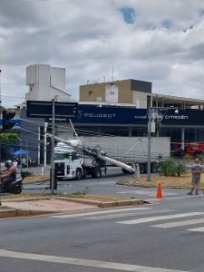 Carreta arrasta fios e derruba postes na avenida Barão Homem de Melo, em BH, no dia 15 de outubro de 2025