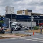 Vídeo: veja o momento em que carreta arrasta fios e derruba postes em avenida de BH