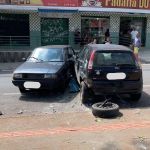 Motorista passa direto na parada obrigatória e atropela dois na Grande BH