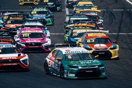 Carros da Stock Car em ação no Autódromo Veloccita
