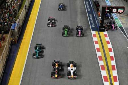 Carros da Fórmula 1 em ação durante o Grande Prêmio de Singapura 2025