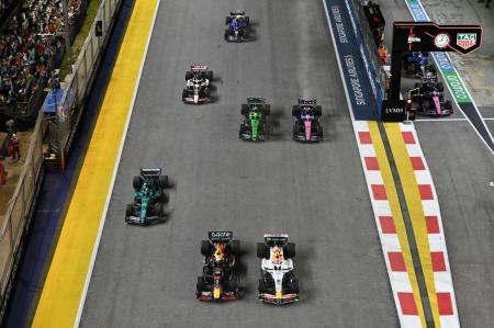 Carros da Fórmula 1 em ação durante o Grande Prêmio de Singapura 2025