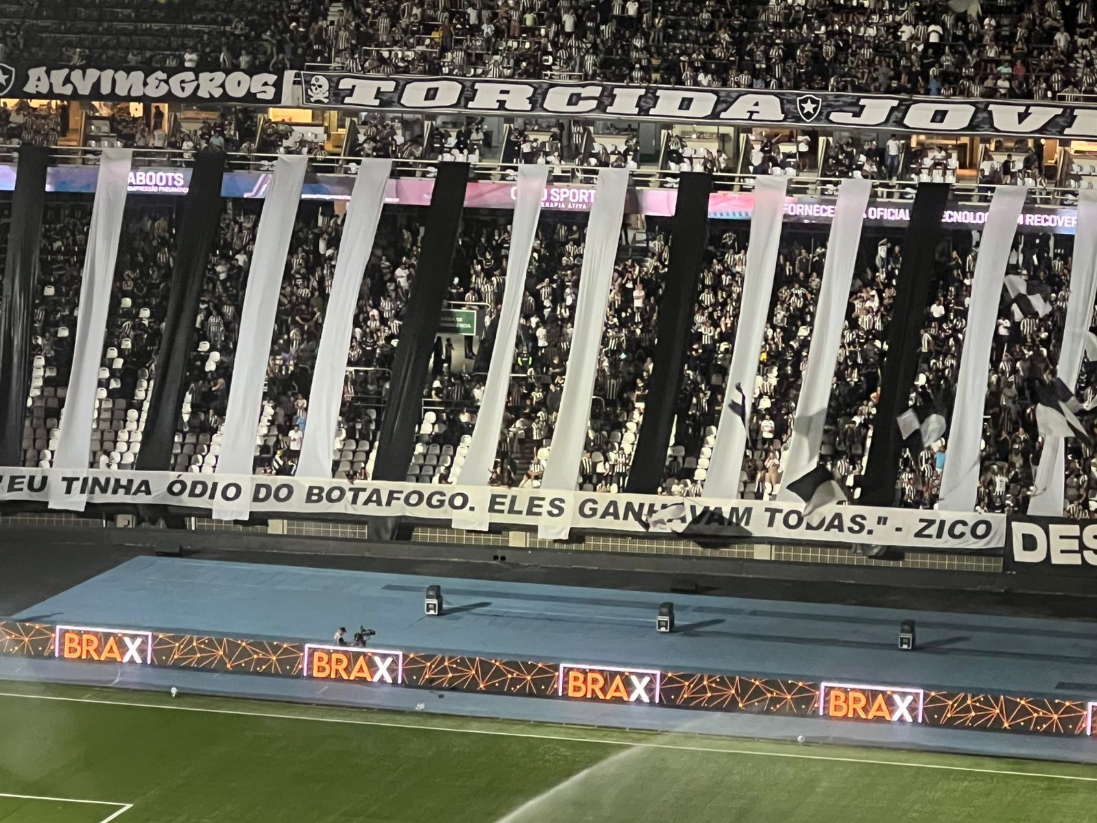 Torcida do Botafogo usa frase de Zico para provocar o Flamengo em clássico; veja