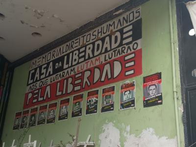 Manifestantes ocupam, desde 1º de abril, a antiga sede do Dops na região centro-sul de BH