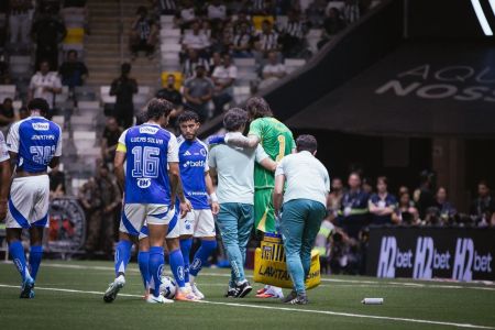 Cássio deixou o clássico entre Atlético e Cruzeiro ainda no primeiro tempo