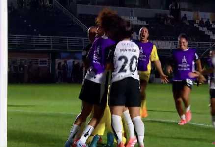 Jogadoras do Corinthians comemoram vaga na final da Copa Libertadores de 2025