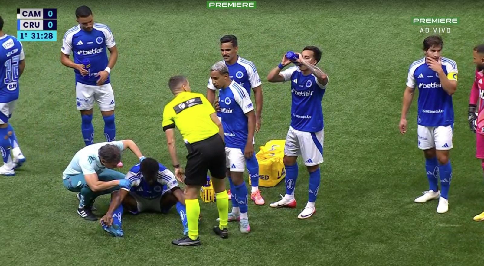Zagueiro do Cruzeiro sente mal estar e vomita no gramado em clássico contra o Atlético