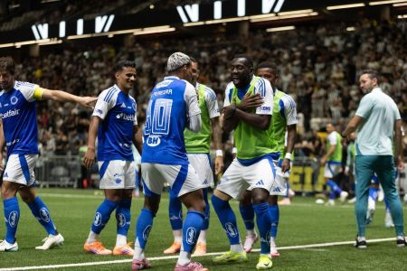 Jogadores do Cruzeiro comemoram gol contra o Atlético na Arena MRV
