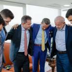 Lula faz oração com evangélicos ao lado de Jorge Messias, cotado para o STF