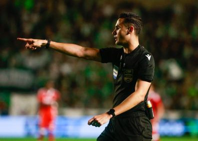 Árbitro Matheus Delgado Candançan durante partida entre Juventude e Inter