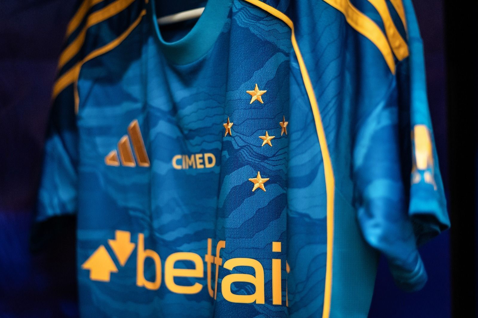 Cruzeiro supera 50 mil peças vendidas de uniforme lançado há menos de um mês