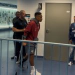 Jogador do São Paulo deixa Arena do Grêmio de muletas; veja vídeo