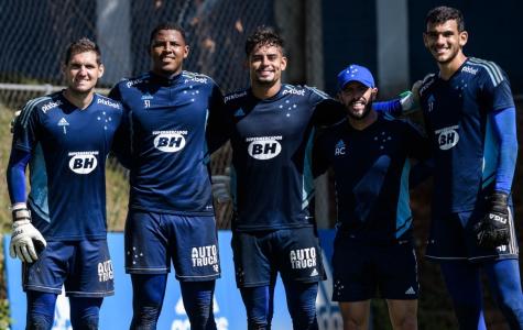 Denivys, ao lado de Rafael Cabral, durante treino pelo Cruzeiro em 2022