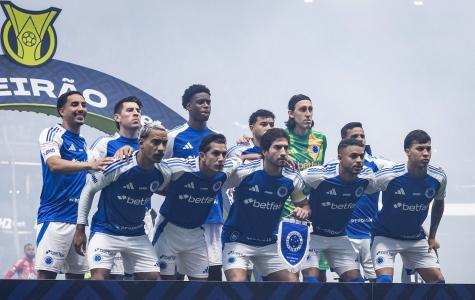Jogadores do Cruzeiro perfilados antes de jogo contra o Atlético
