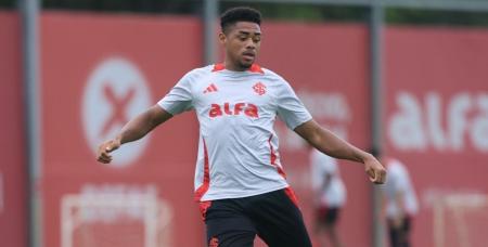 Victor Gabriel durante treino do Internacional