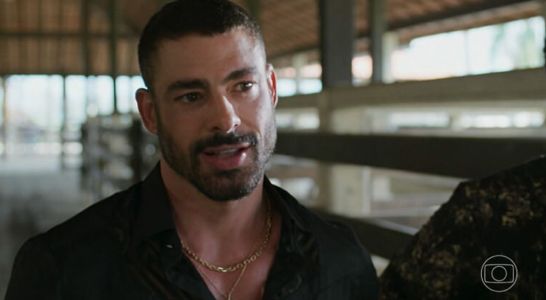 Cafajeste César Ribeiro, interpretado por Cauã Reymond, vive uma reviravolta no último capítulo do remake