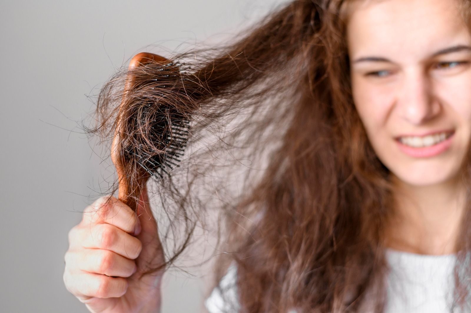 Cuidados com o cabelo: erros comuns no verão prejudicam a saúde e a aparência dos fios