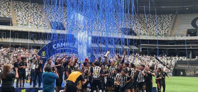 Gafe da CBF: festa do título brasileiro sub-17 do Atlético tem papel azul e gera revolta