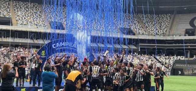 Gafe da CBF: festa do título brasileiro sub-17 do Atlético tem papel azul e gera revolta